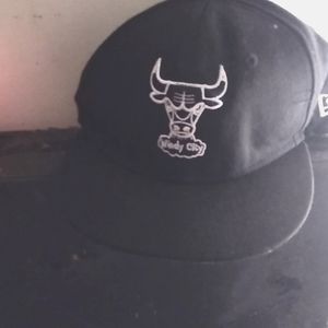 BLACK & WHITE CHICAGO BULLS HAT